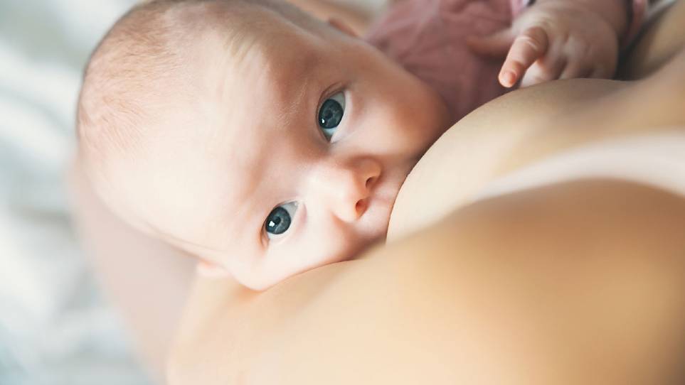 آیا سن می‌تواند روی کیفیت یا کمیت شیر مادر تأثیر بگذارد؟