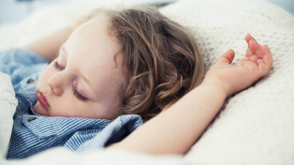 سرفه کردن کودک در خواب: چرا بچه‌ها شب‌ها سرفه می‌کنند؟