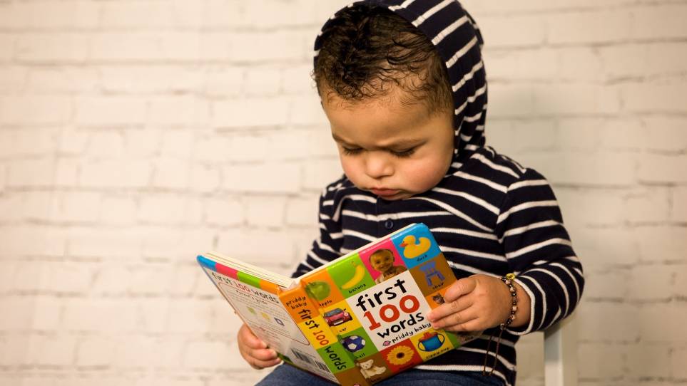 آیا برای کمک به یادگیری خواندن کودک باید تصاویر کتاب را بپوشانیم؟