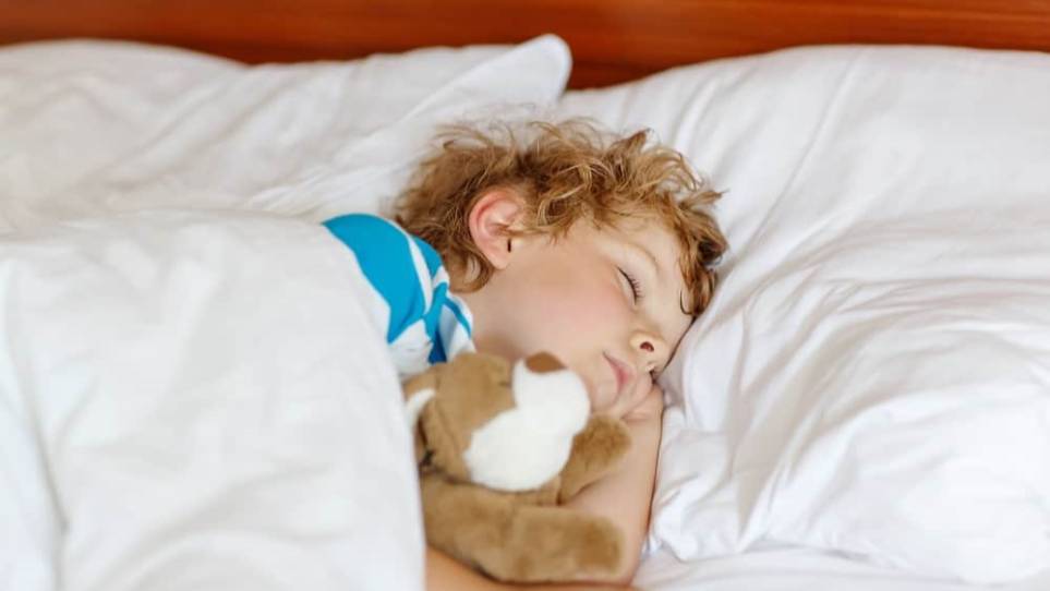 انتقال کودک به تخت خودش: آیا کودک شما هم در کنارتان می‌خوابد؟