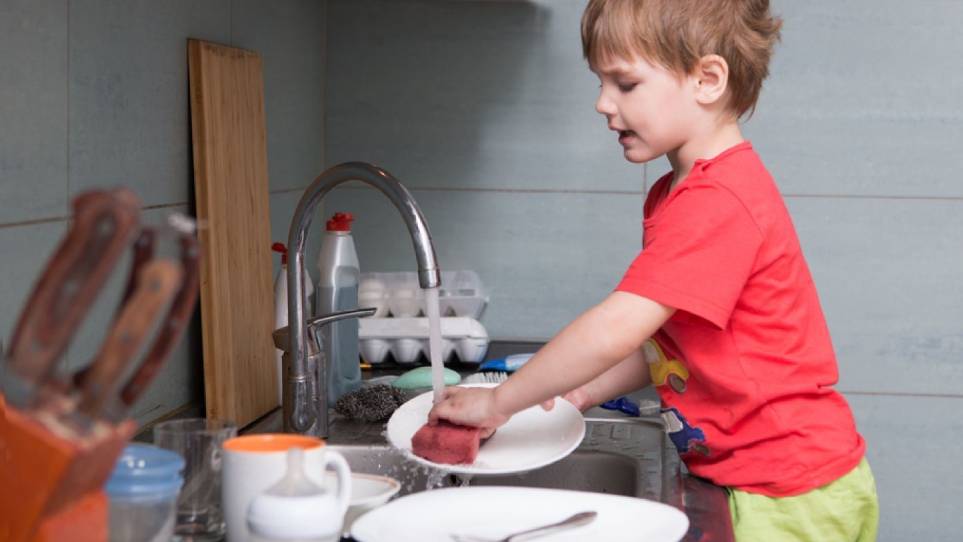 همکاری بچه‌ها در کارهای خانه: چطور در انجام کارهای خانه از کودکتان کمک بگیرید؟