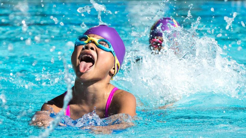 چطور یک کلاس شنای خوب برای کودکتان پیدا کنید
