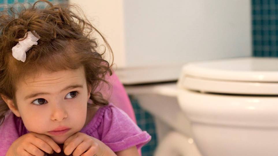 چه نکتهٔ مهم و خاصی را باید در مورد آموزش دستشویی رفتن به دخترم بدانم؟