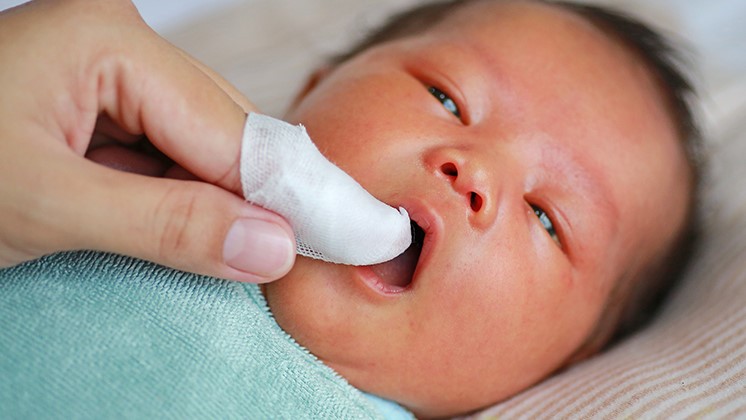 چطور از لثه‌ و دندان‌ در حال درآمدن کودکتان مراقبت کنید
