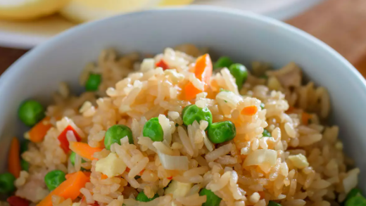 غذای کودک: برنج با نخودفرنگی، هویج و تخم‌مرغ