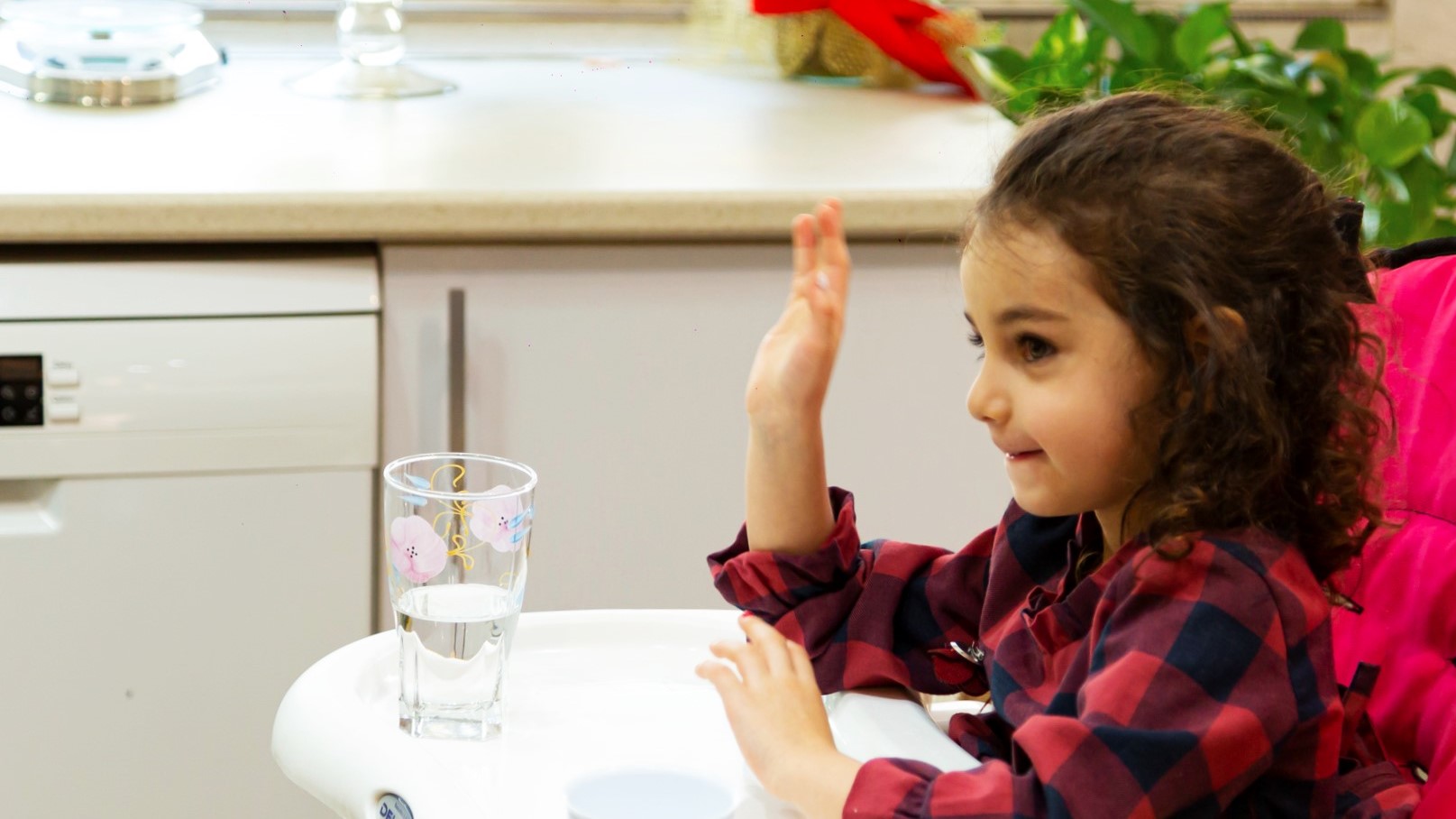 آموزش آداب غذا خوردن به کودک: دو تا چهار سالگی