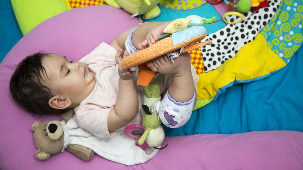 سن نشستن در کودکان: کودک از چند ماهگی می‌تواند بنشیند؟