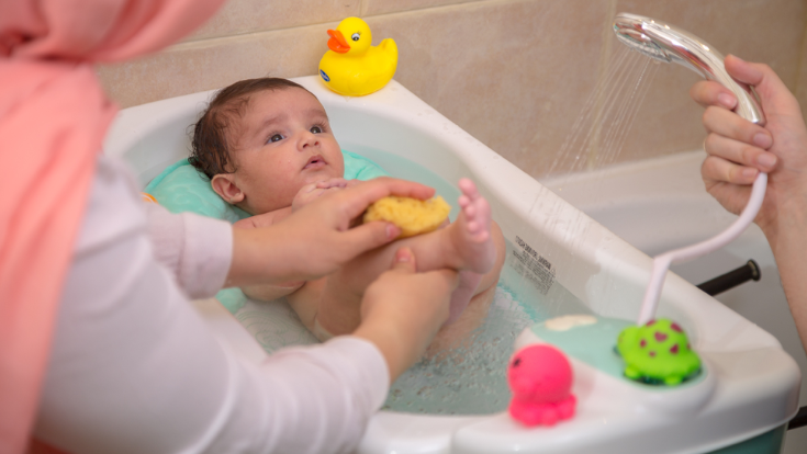 اولین حمام نوزاد: چطور نوزادتان را بعد از به دنیا آمدنش حمام کنید؟