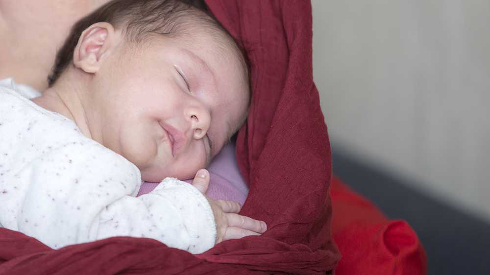 چرا نوزاد در روزهای اول تولدش سینه مادر را نمی‌گیرد؟