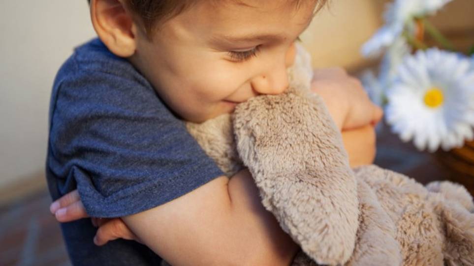 آیا طبیعی است که کودک ناگهان از یکی از حیوانات عروسکی‌اش بترسد؟
