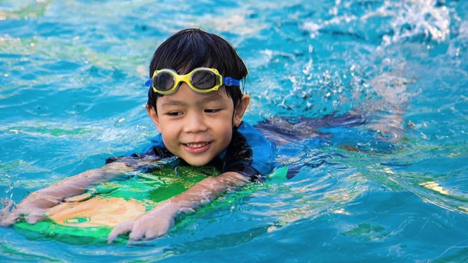 از کودک خردسال بخواهیم شنا یاد بگیرد یا فقط در آب بازی کند؟