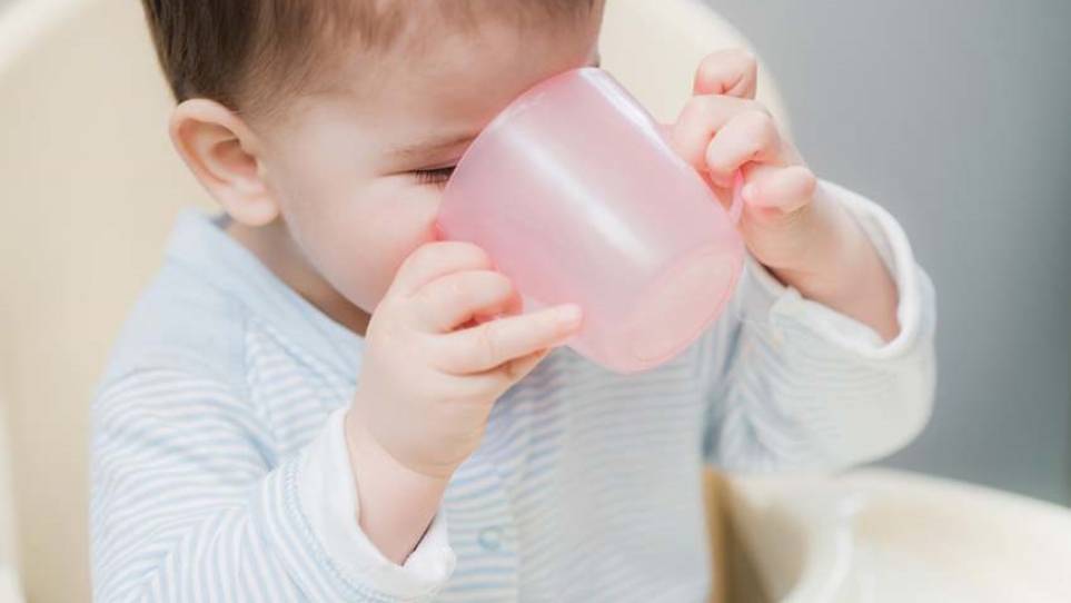 چطور به کودک یاد بدهید از لیوان آب بخورد؟