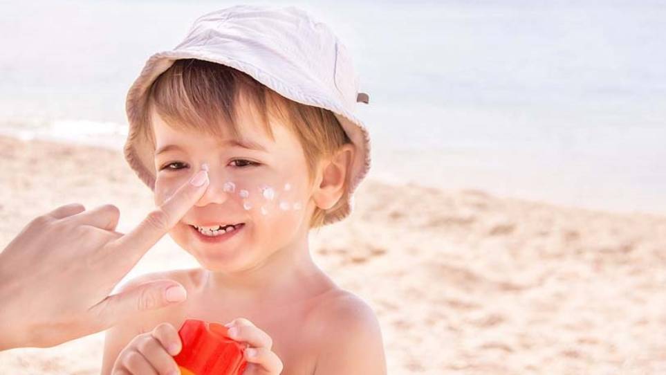 چطور فقط در 33 مرحله به پوست کودکتان ضدآفتاب بزنید