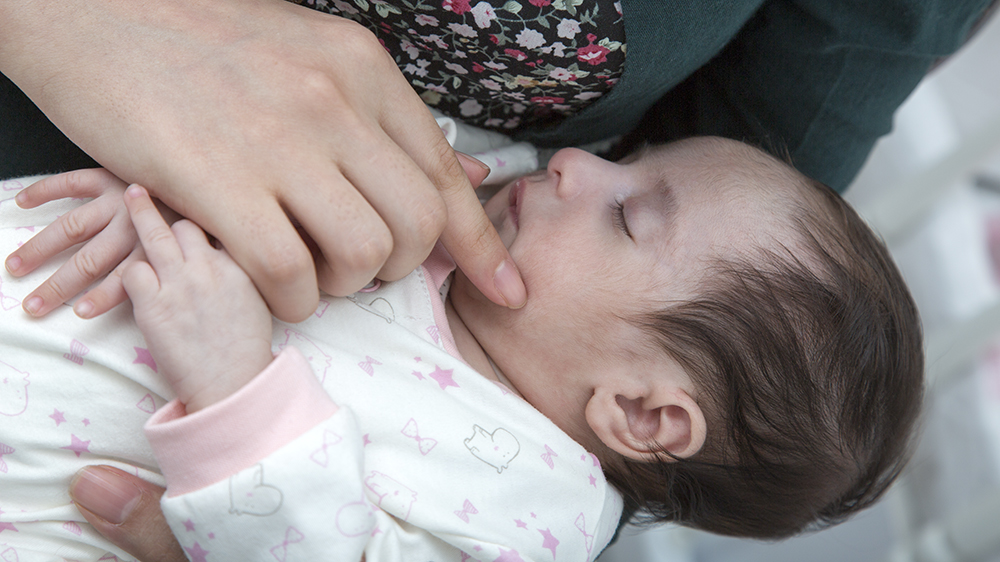 ایجاد پیوند عاطفی با نوزاد زودرس در NICU