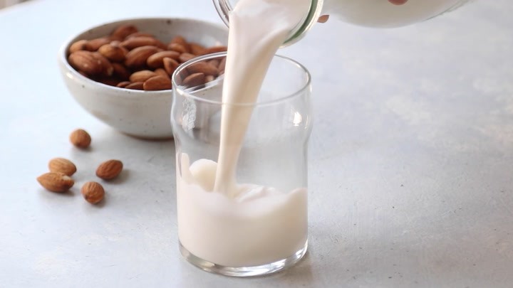 طرز تهیهٔ شیر بادام خانگی