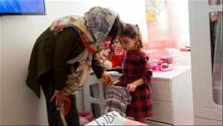 چطور با یک کودک دبستانی در مورد فقر و بی‌خانمانی حرف بزنید