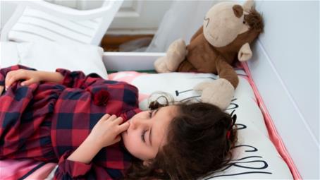 ناخن جویدن کودکان: علت چیست و برای ترک ناخن جویدن چه کار باید کرد؟