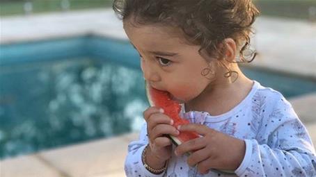 چطور شیوهٔ غذا خوردن مناسب را به کودک زیر دو سال یاد بدهید