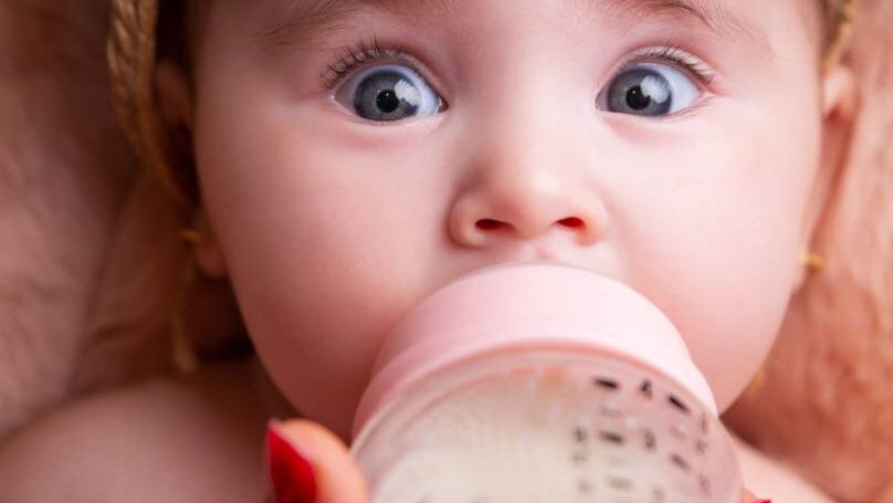 چهار نکته برای انتقال کودک از شیشه‌شیر به لیوان آموزشی کودکان