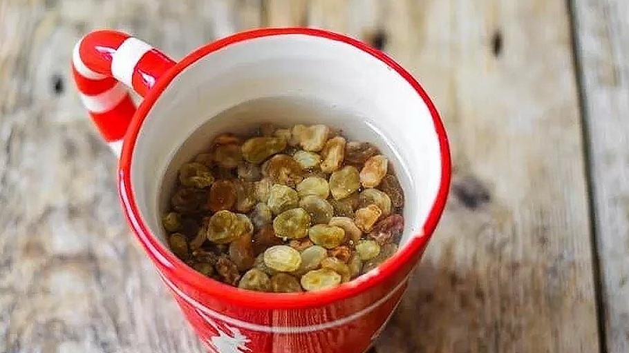 کودک از چه سنی می‌تواند کشمش و میوه‌های خشک‌شده بخورد؟