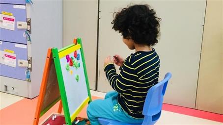 نقطهٔ عطف رشد کودک نوپا: مهارت نوشتن کودک از چه سنی و چطور  آغاز می‌شود؟